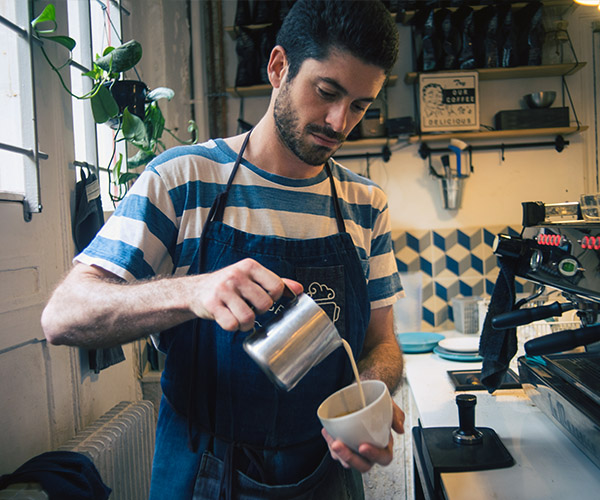 homme-faisant-cafe