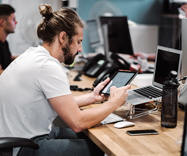 homme-ipad-coworking